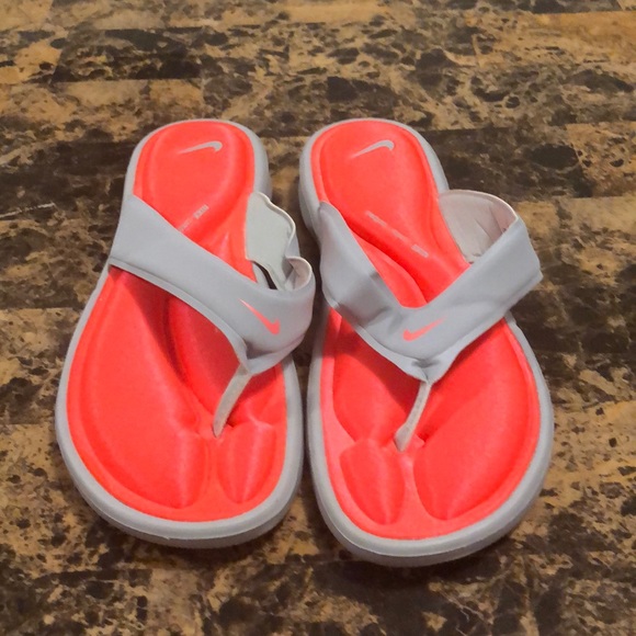 nike grey flip flops